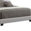 Grand lit contemporain gris pour une chambre à coucher rembourrée-418399532-418399528