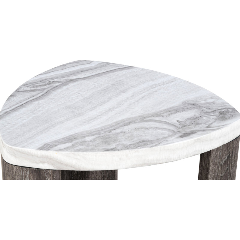 Table de bout contemporaine triangulaire grise avec motif en marbre reproduit et conception d'espace pour le salon principal, en bois d'hévéa, avec roulettes dissimulées pivotantes, l 23,7 po x P 24 po