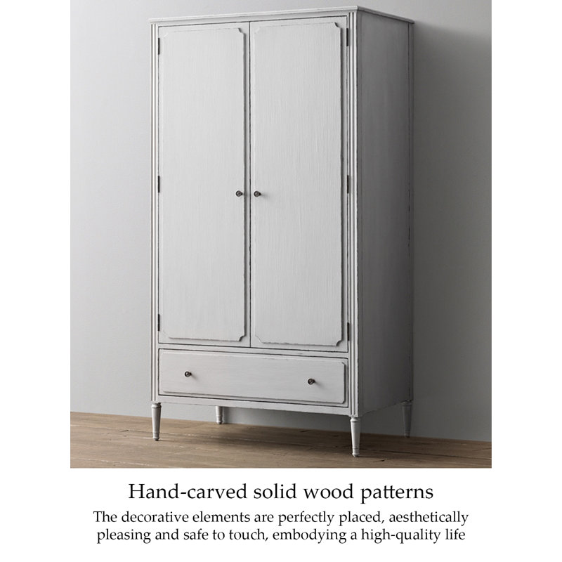 Petite armoire en chêne de style français