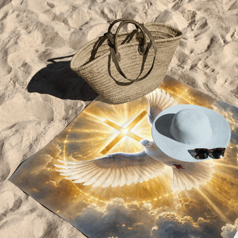 Serviette de plage 1 pièce Dove avec croix, avec des ailes déployées d'un blanc sacré et un doré radieux entouré de nuages célestes. Cette microfibre est parfaite pour la natation, les voyages et les voyages unisexes.