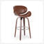 Élégant tabouret de bar pivotant avec structure en bois cintré et repose-pieds chromé, offrant confort et élégance.