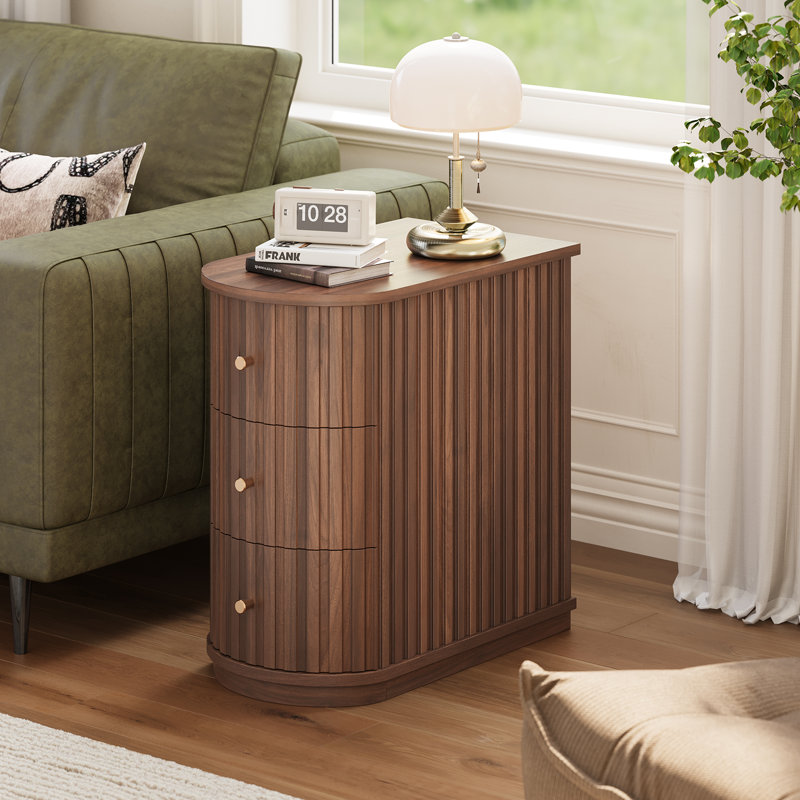 Table d'appoint cannelée de 23,6 po avec 3 tiroirs, table de bout avec station de charge et table de chevet courbée pour le salon et la chambre à coucher
