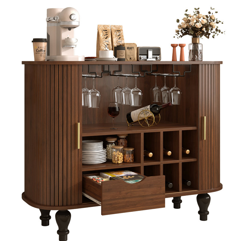 Armoire bar cannelée pour boissons alcoolisées et café avec 6 casiers à vin et 3 porte-verres, armoire de style Mid-Century moderne avec un grand tiroir de rangement, 4 espaces de rangement cachés sur le côté