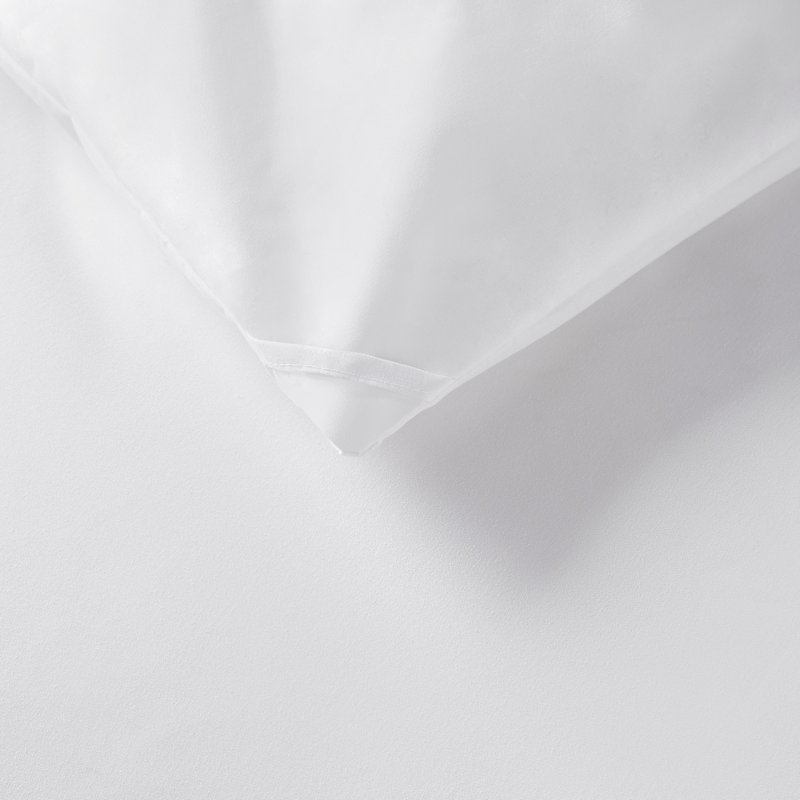 King Size White Water Resistant Bedspread with Zipper Closure