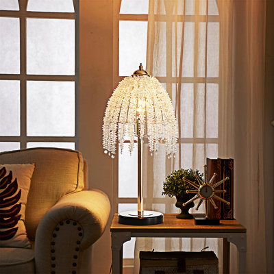 Élégante lampe de table en cristal avec cordes de perles en cascade et base luxueuse en marbre