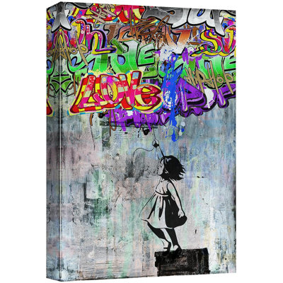 Petite fille étiquetant Banksy sur toile