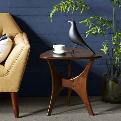 La table d'appoint triangulaire en bois de pacanier, rehausse la beauté de votre table élégante avec finition, ajoute de la classe à la maison