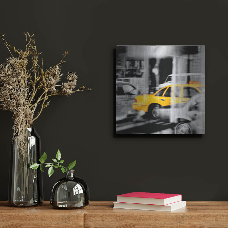 «Yellow Taxi Reflection» par PhotoINC Studio, H 12 po x l 12 po