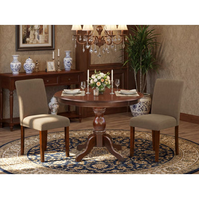 L'ensemble de table de salle à manger 3 pièces comprend une table de cuisine ronde avec piédestal et 2 chaises de salle à manger Parson en tissu de café, acajou