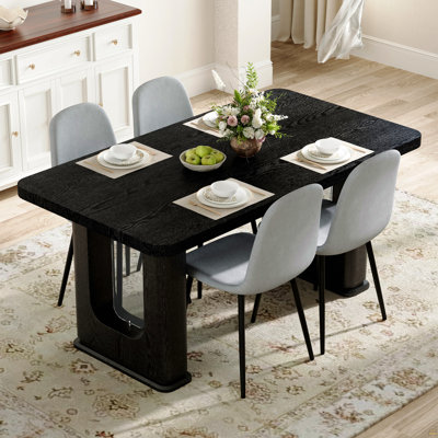 Ensemble de table et de chaises 64,5 po x 35,4 po de style table de salle à manger en bois texturé de couleur noire. Assorti de 4 chaises de salle à manger en lin et coton gris clair à haute résilience avec pieds en métal.