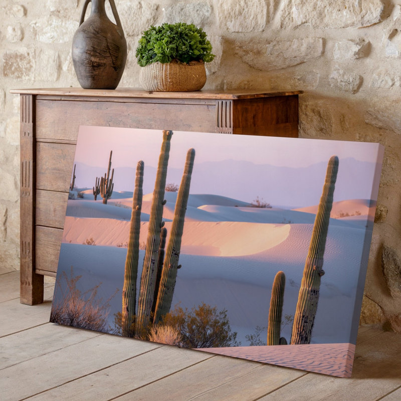 Toile, "Un paysage serein du désert à l'aube" avec de grands cactus élancés avec des textures nervurées complexes