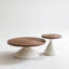 Ensemble de tables basses deux pièces en forme de sablier, avec un dôme en bois de noyer et une base conique de couleur crème. Elle possède un style médiéval moderne, est facile à assembler et constitue une table basse pratique qui convient aux salons de petite taille.