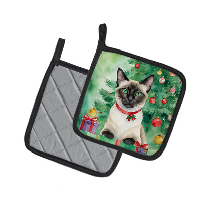Chat siamois près de l'arbre de Noël
