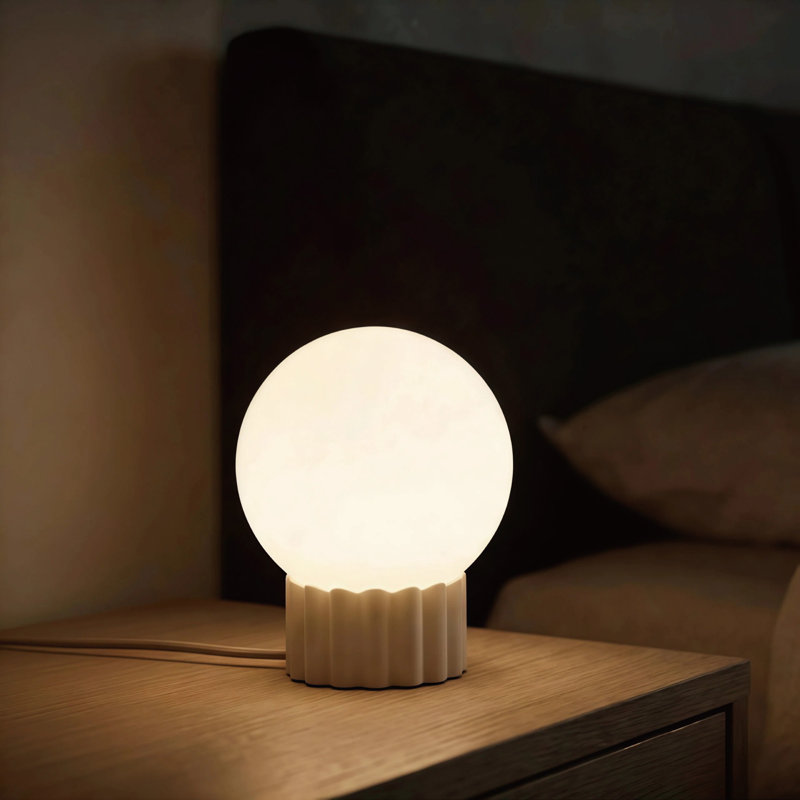 Lampe de table sphérique en verre opale 5,9 "avec base en résine nervurée - blanc cassé, lumière sphérique minimaliste avec douille E12, cordon tressé beige, interrupteur à intensité variable, 150 x 175 mm