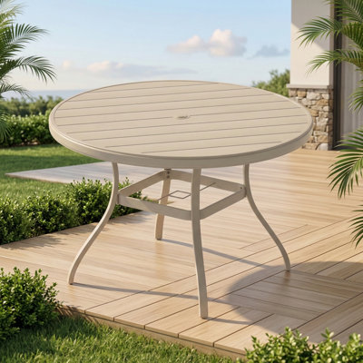 Table de salle à manger ronde pour l'extérieur pouvant accueillir 6 à 7 personnes. Fabriqué en métal résistant aux intempéries avec un trou pour parasol. Couleur grès. Conçu pour les terrasses, les pelouses, les jardins et les arrière-cours.