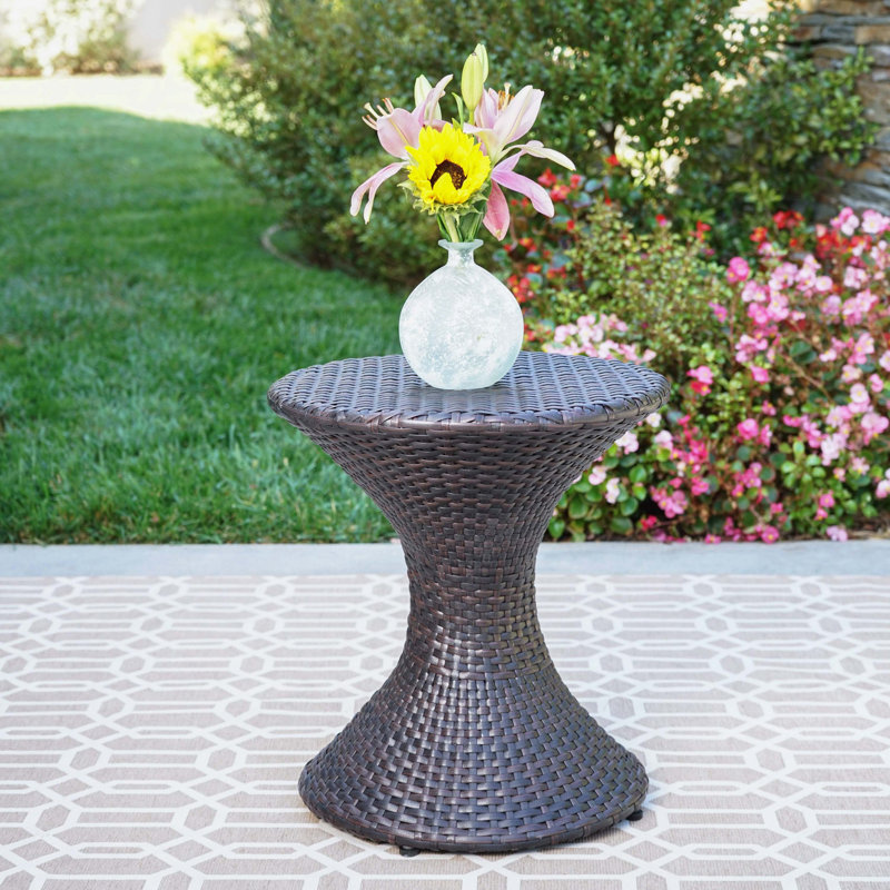 Table d'appoint d'extérieur en osier brun de 16 pouces Hourgla