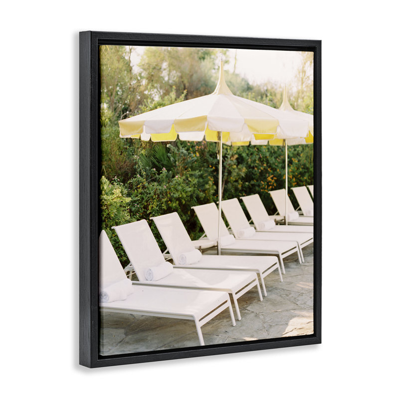 "Summer Pool Chairs", art mural encadré par Justine Milton, Cadre flottant noir de jais, H 21 po x l 17 po