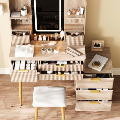 Coiffeuse cannelée avec miroir DEL, 7 tiroirs de rangement, compartiments à bijoux, pieds en métal et tabouret rembourré pour chambre à coucher. Éclairage à variation continue, étagères ouvertes, détails robustes pour le maquillage, design, coussin.