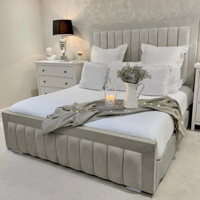Alondrea Upholstered Panel Bed 