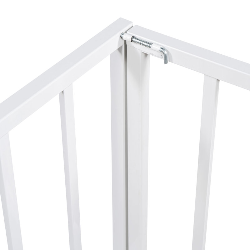 Structure de lit simple en métal avec clôture et porte, parfaite pour la sécurité des enfants et le jeu créatif