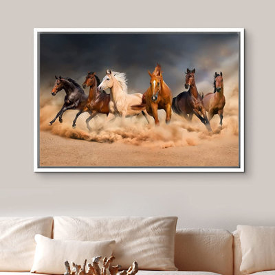 «Courir les chevaux» IDÉE4WALL, impression sur toile encadrée Gallopin, chevaux bruns dans le désert, animaux, photographie, art moderne, sud-ouest, paysage, détente / calme chaleureux pour le salon, la chambre à coucher, le bureau - 24 po x 36 po