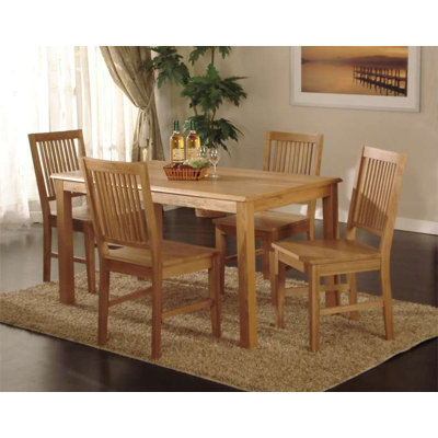 Ensemble de salle à manger en chêne naturel avec table rectangulaire et quatre chaises à dossier en lattes