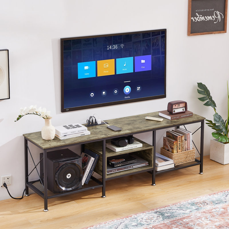 Meuble télé Pridgen pour téléviseur de 65 po avec prises de courant, centre de divertissement gris rustique avec tablettes de rangement ouvertes pour téléviseurs de 65 po ou moins, console média industrielle avec station de charge pour le salon, la chambre à coucher et l’appartement