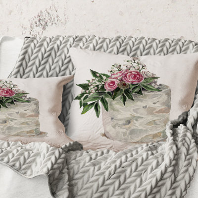 Carré, roses roses et fleurs blanches sur un gâteau - Coussin décoratif à imprimé traditionnel