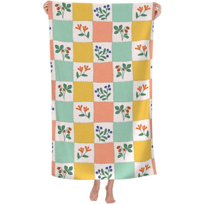 Serviette de plage à carreaux et fleurs de baies en microfibre douce, absorbante et à séchage rapide, idéale pour les voyages, la piscine et la salle de bain. Cadeau parfait pour hommes et femmes. Accessoires de plage, 127 x 152 cm.