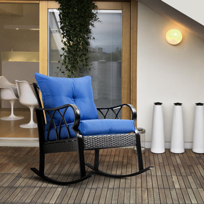 Chaise berçante bleue. Amorti pour plus de confort. Mobilier en aluminium avec détails. Élégant. Base en métal à bascule. Chaise berçante de patio d'une hauteur de 35,5 po en couleur. Coussins et accents rembourrés. Extérieur courbé