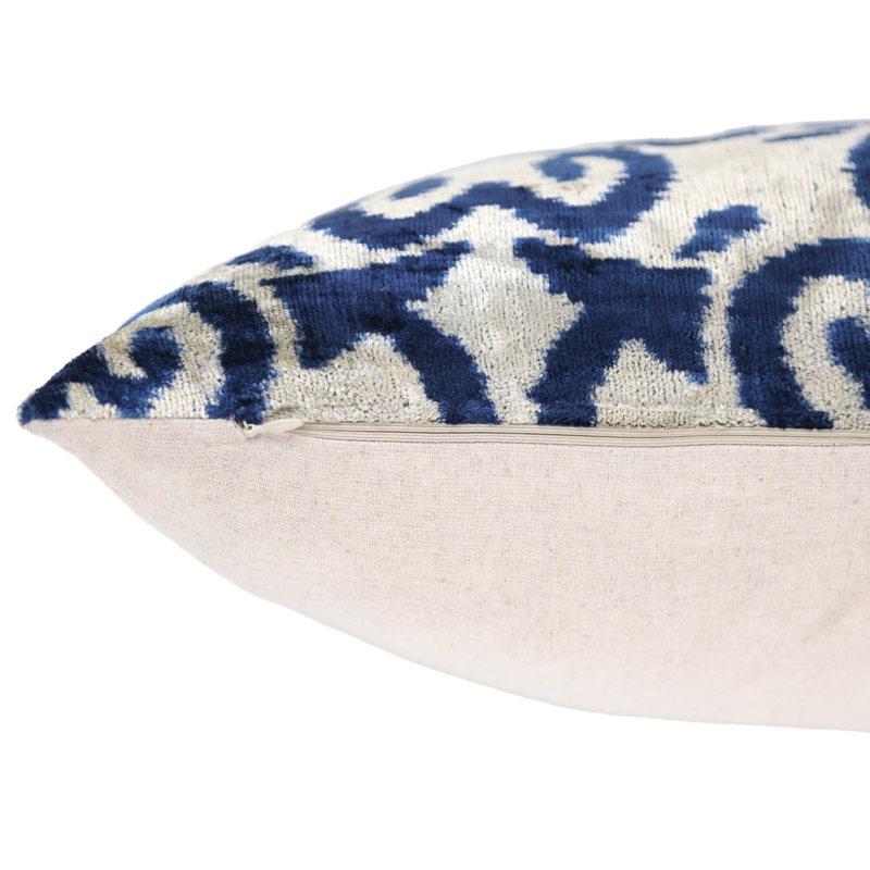 Coussin en velours fait à la main bleu marine Ikat - coussin décoratif en soie 16 x 24 po