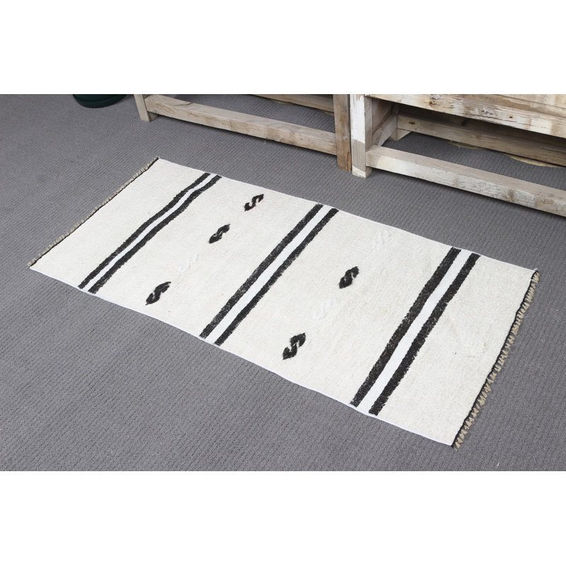 Tapis turc tissé à la main à tissage plat avec rayures et esthétique antique, parfait pour les vestibules en blanc
