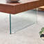 Table basse en panneau de fibres à densité moyenne avec pieds en verre trempé. Autocollant de panneau de densité, pieds en verre renforcé