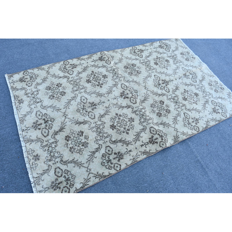 Tapis turc rétro beige avec des motifs colorés et idéaux pour les espaces de cuisine et de chambre d'enfant