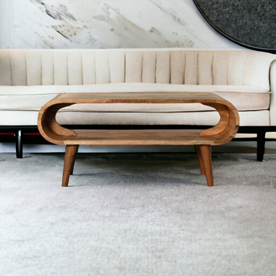 Table basse reposant sur quatre pieds en bois massif avec rangement