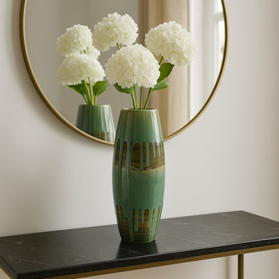 Vase en métal fabriqué à la main avec détails texturés