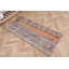 Tapis turc rétro de style antique en patchwork dans des tons neutres et bleus, idéal pour les petits espaces