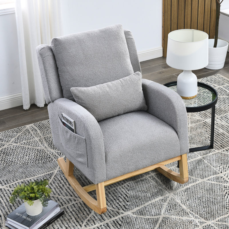 Fauteuil à bascule décontracté avec tissu gris et coussin rembourré de mousse à haut dossier dans les poches latérales des coussins