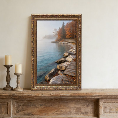Cadre mural vintage orné « Sanglier au bord du lac d'automne » – Cadre décoratif doré pour œuvres d'art.