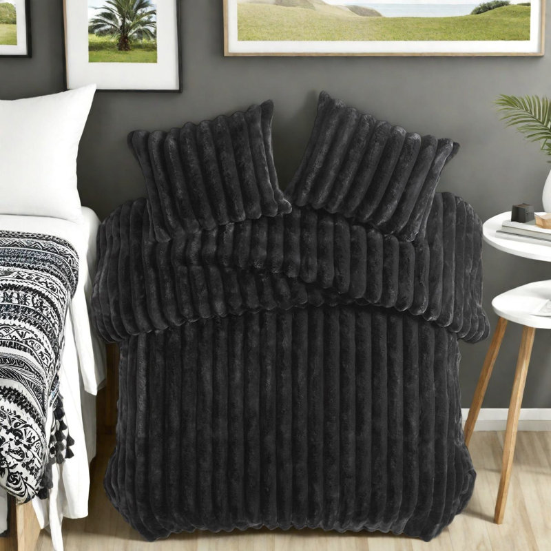 Ensemble de literie très luxueuse en fausse fourrure noire, texture douce et nervurée, confort douillet