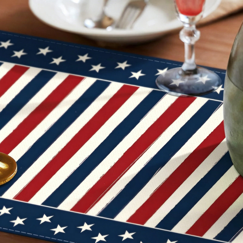 Chemin de table rayé en mélange de lin avec finition imperméable, décor patriotique de la fête de l'Independance pour la table et la cuisine - étoiles et rayures rouges, blanches et bleues