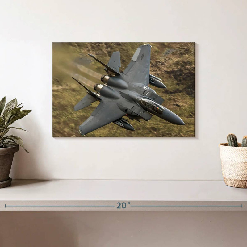 Avion militaire Mait en vol, H 8 po x l 12 po