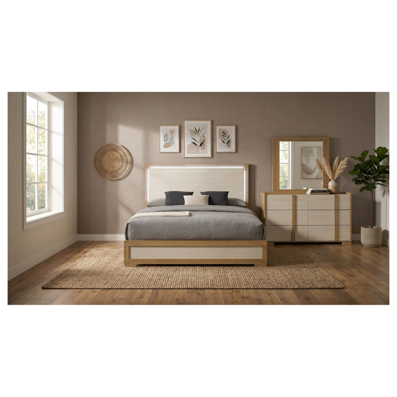 Ensemble de chambre à coucher 3 pièces Highmoor Natural Eastern King avec tête de lit DEL, commode et miroir