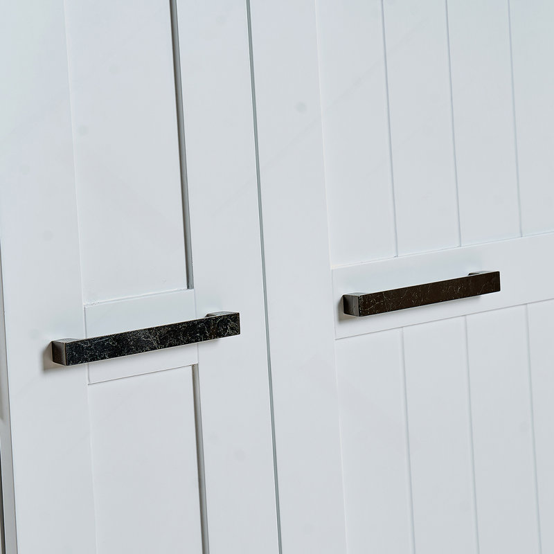 Armoire de rangement autoportante avec tablettes et portes réglables, idéale pour organiser et maximiser l'espace dans la cuisine et la salle à manger