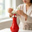Petit vase coq rouge à long cou en résine, idéal pour décorer une table ou poser de petits bouquets.-879225814