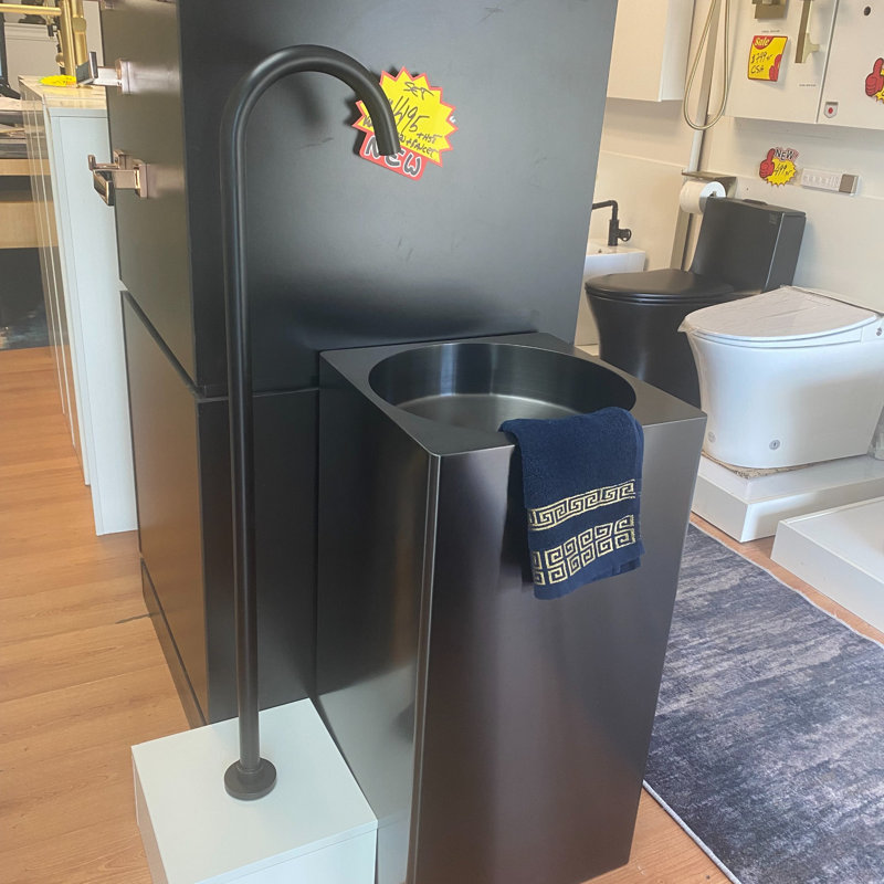 Lavabo sur pied gris en acier inoxydable