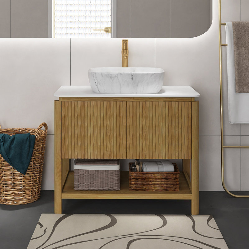 Meuble-lavabo de 36 pouces de couleur grain de bois avec lavabo en céramique à motif marbré et plateau en pierre frittée blanche de Carrare, armoire de rangement autoportante en contreplaqué avec 2 portes en bambou texturé et tablette ouverte