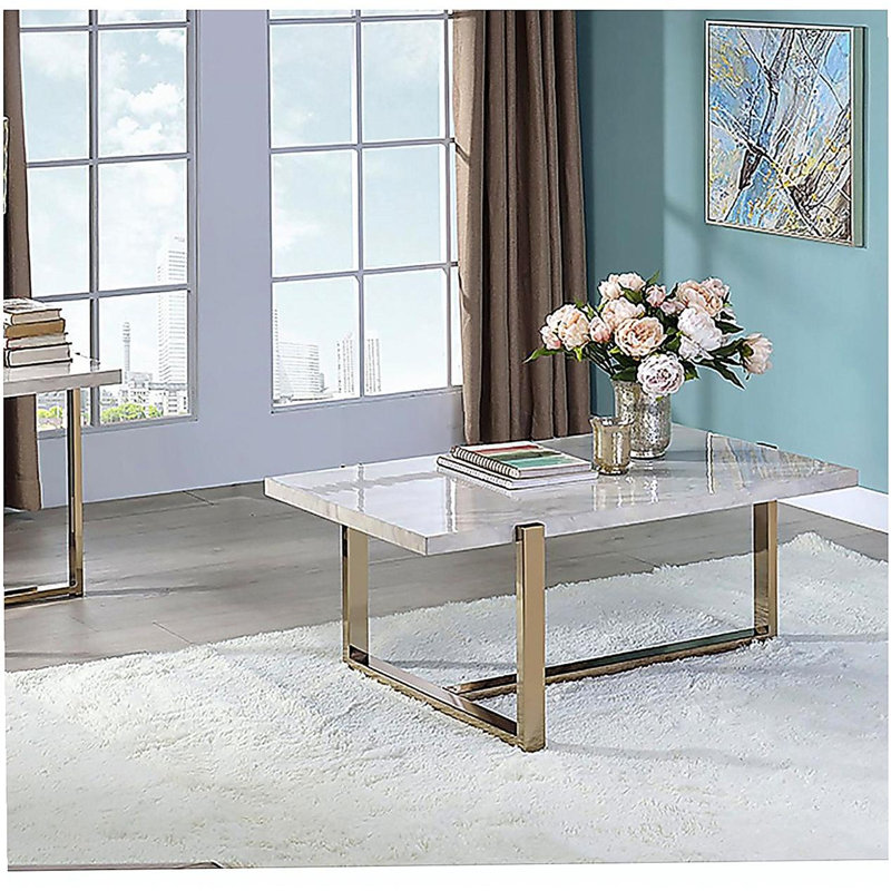 Table basse blanche et champagne
