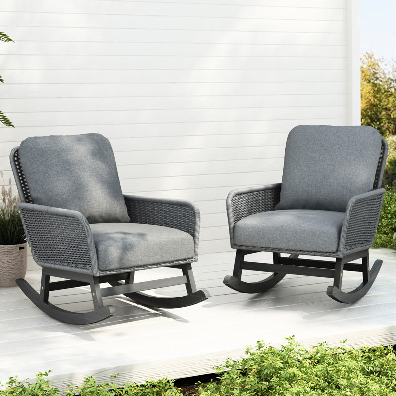 Chaise berçante spacieuse grise avec coussins confortables et base en fer pour la vie en plein air