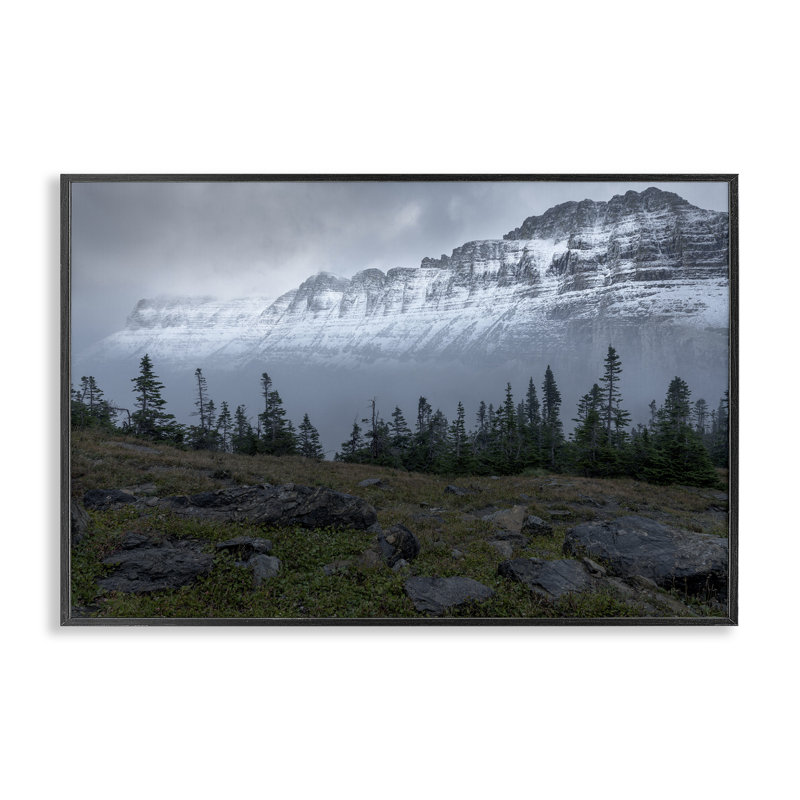 «First Snow Mountains», estampe numérique encadrée par Hunter Page, H 12 po x l 18 po, Giclée encadrée noir minuit